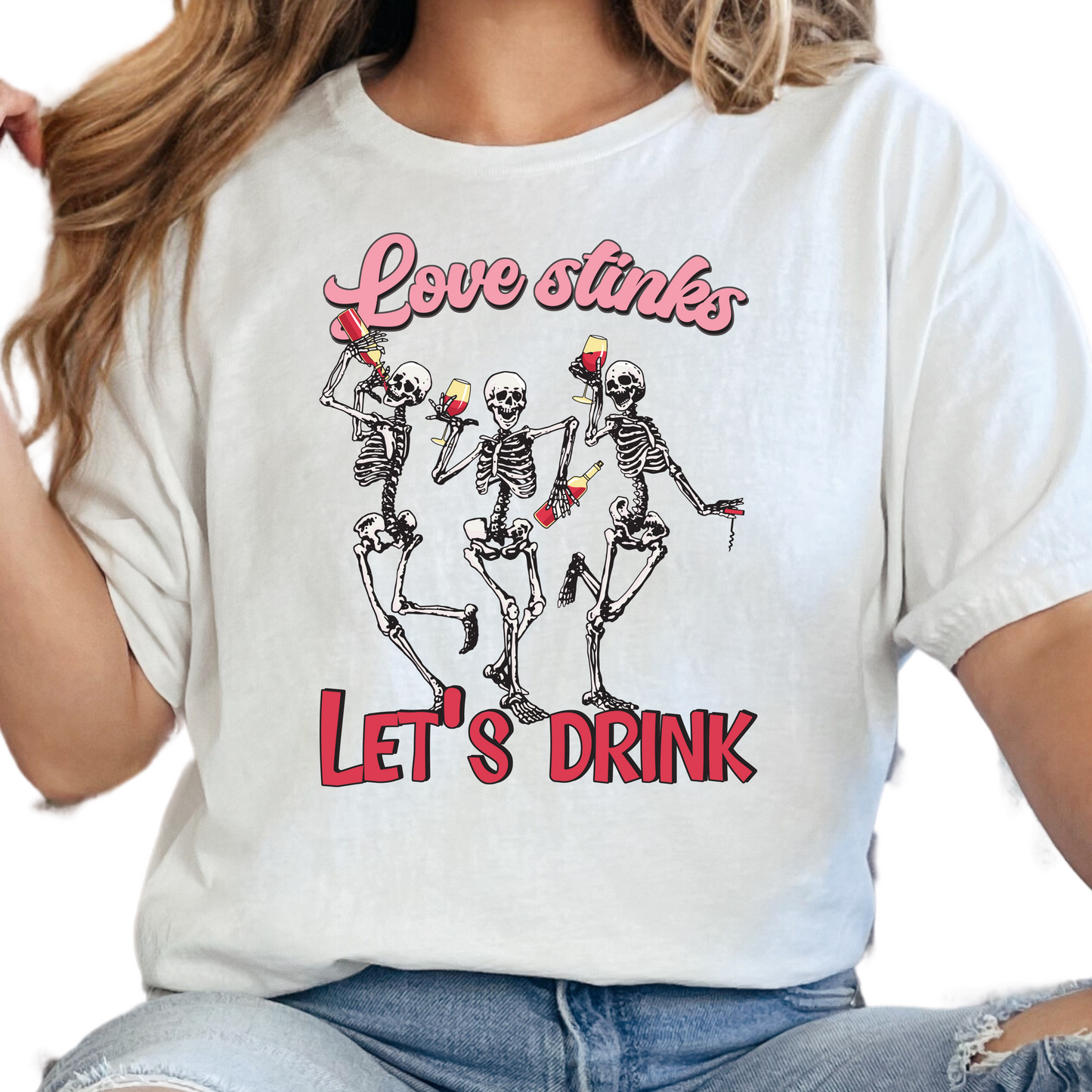 Love Stinks Let’s Drink T-Shirt - Funny Skeleton Valentine’s Day Graphic Tee - Anti-Love Humor Shirt - Trendy Party Outfit for Women